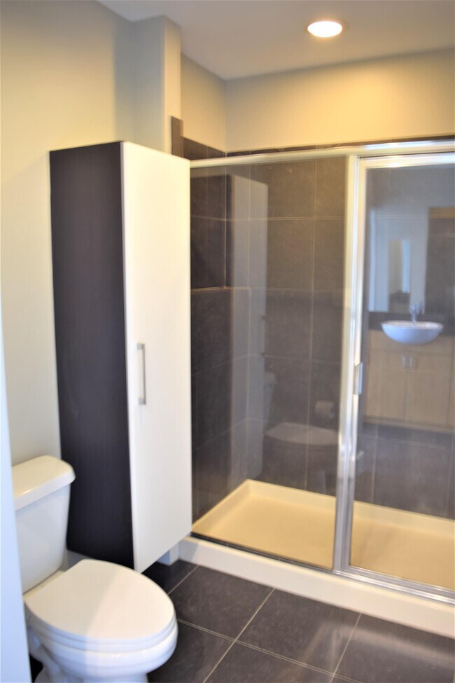 Building Photo - 333 W Trade St