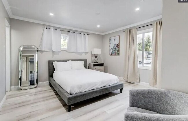 Building Photo - Furnished Home in HB