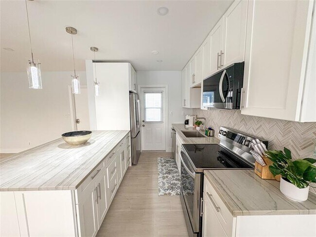 Building Photo - 4541 N Ocean Dr