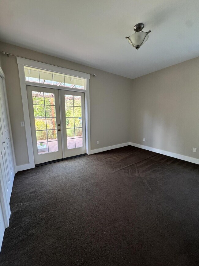 Building Photo - Single-family 3-bedroom home in a desirable neighborhood in town!