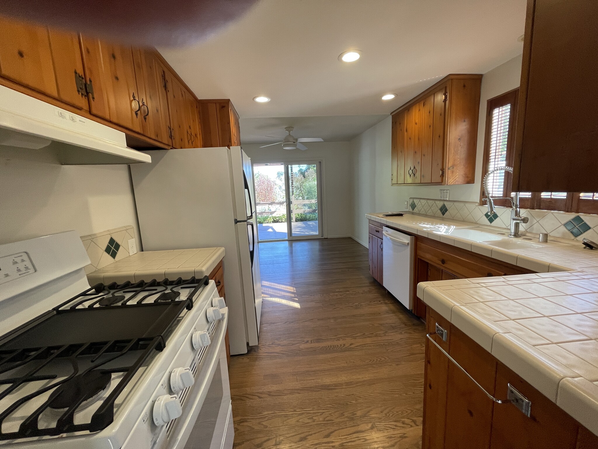 Building Photo - 855 Cornish Dr