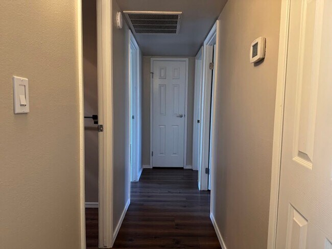 Building Photo - Spacious 3 bedroom, 2 bathroom home with 1,635 square feet in a convenient Central Phoenix locati...