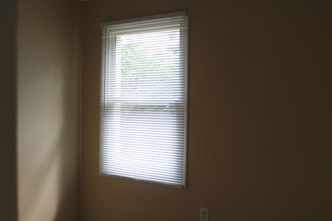 Building Photo - 3 Bed 1 Bath home on Jones Street