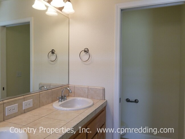 Building Photo - Spacious 3-Bedroom Plus Office Home in Riv...