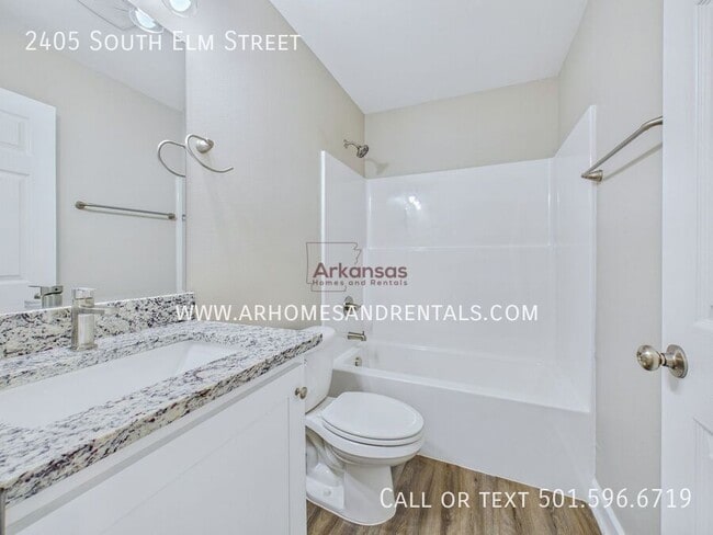 Building Photo - 2405 S Elm St