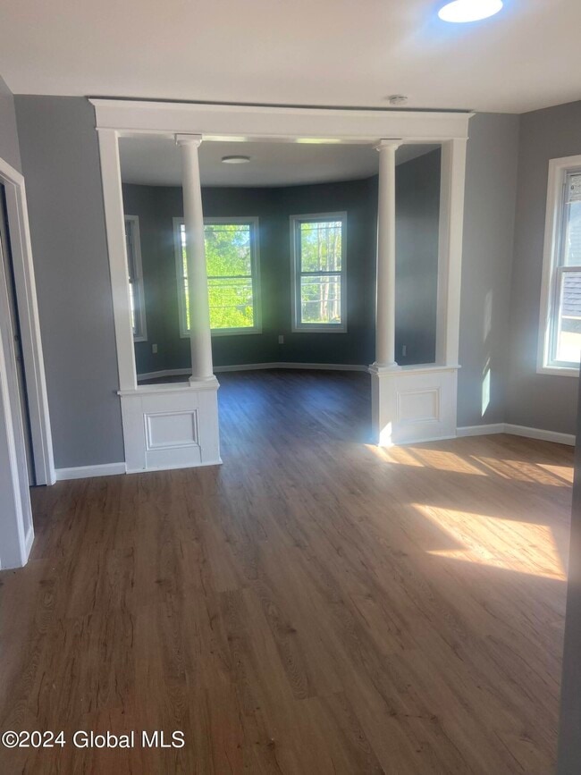 Building Photo - 533 Paige St