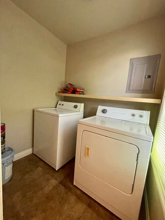 Building Photo - AVAILABLE NOW! Move-In Special! Half Off F...