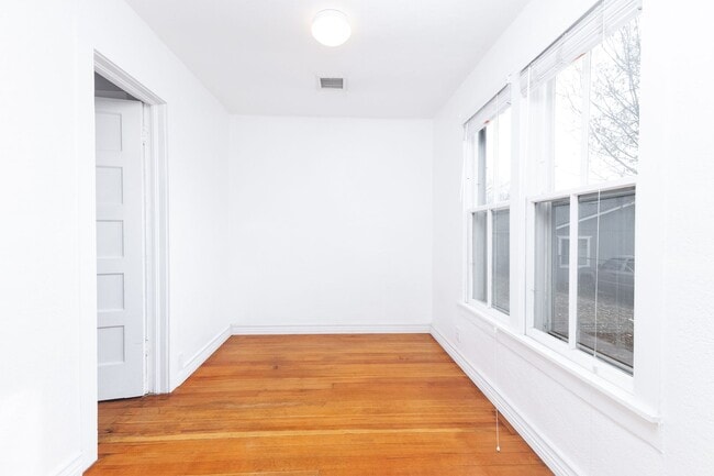 Building Photo - Adorable home on over-sized lot!