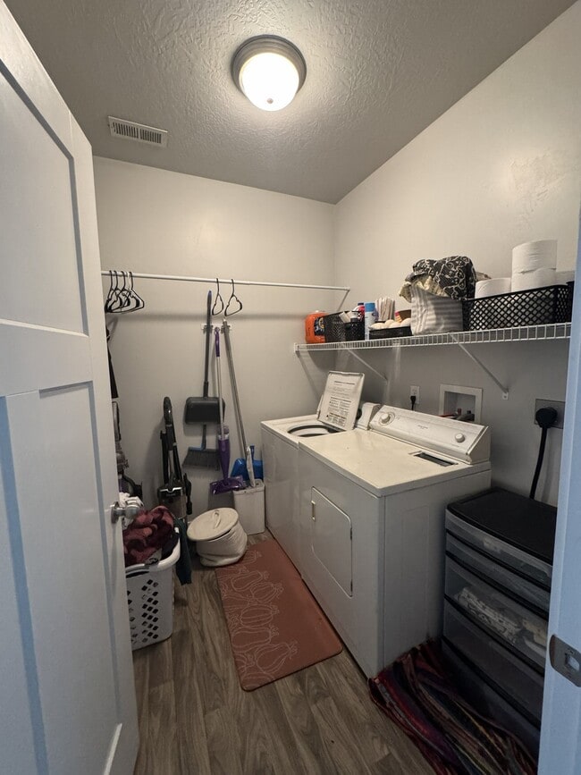 Building Photo - 91 W Silver Springs Dr
