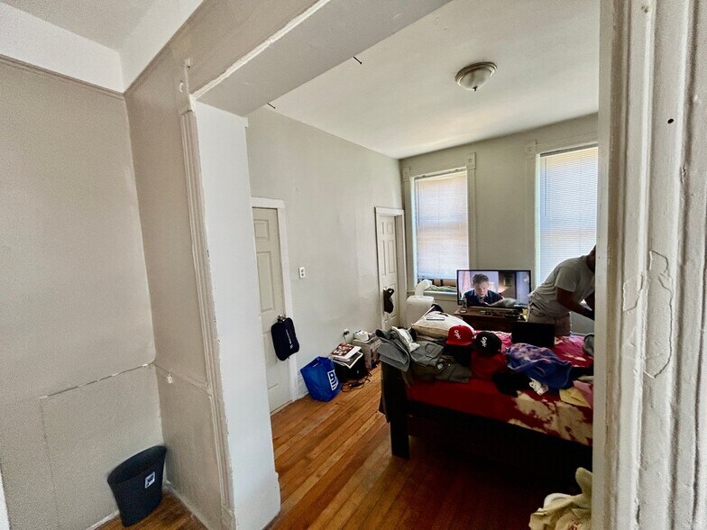 Building Photo - 735 E 88th St