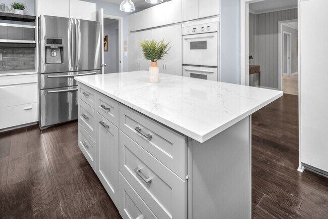 Building Photo - CHARMING 5 BDRM HOME IN CASTLE HILLS!!