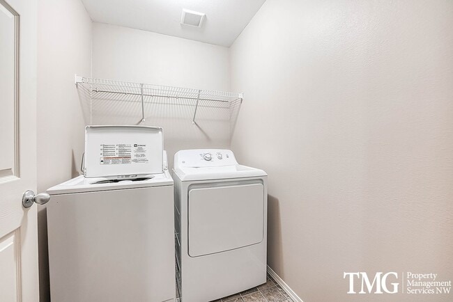 Building Photo - Gorgeous Two Bedroom Townhome in Hillsboro!