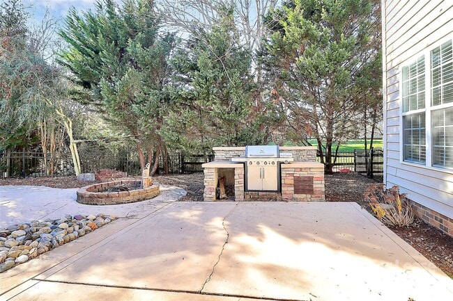 Building Photo - 9607 Royal Colony Dr