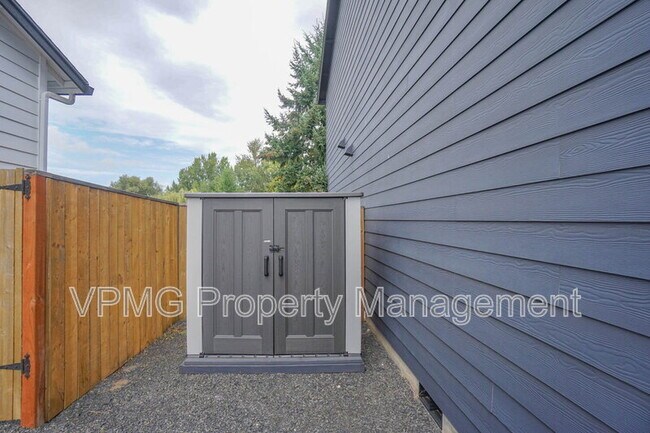 Building Photo - 5004 NE 85th Cir