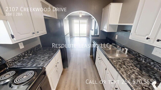 Building Photo - 2107 Creekwood Dr