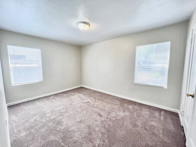 Building Photo - 1707-1709 Madrone Avenue