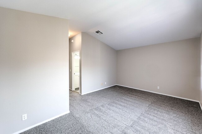 Building Photo - CONDO IN SUNHAMPTON!