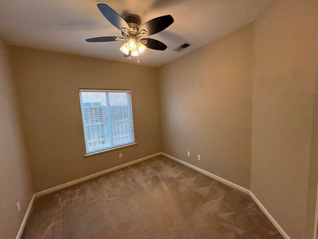 Building Photo - Spacious Tulare Home Available Now!