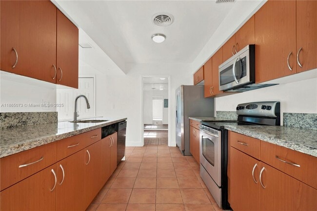 Building Photo - 15831 Palmetto Club Dr