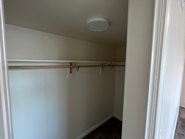 Building Photo - 924 N Van Ness Ave