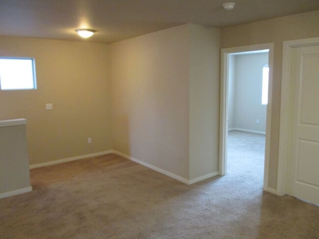 Building Photo - Beautiful 3 bed 2.5 bath home in South Hill Puyallup