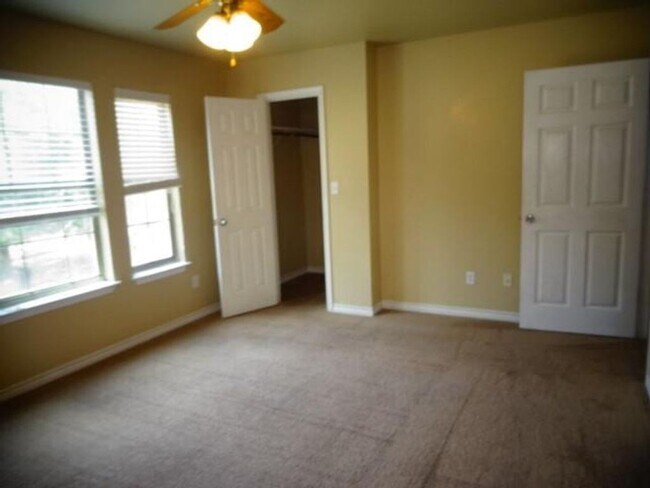 Building Photo - 107 Yegua Cir