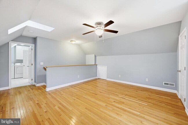 Building Photo - 304 Elm Ave