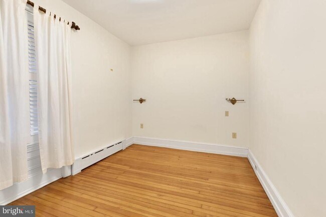 Building Photo - 323 S 17th St