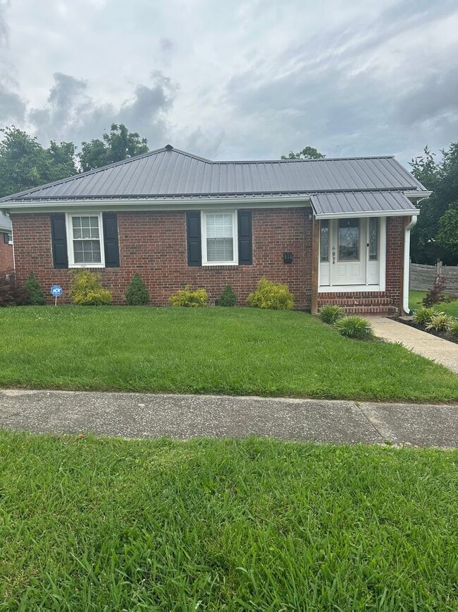 Primary Photo - 3 bedroom 1.5 bathroom house
