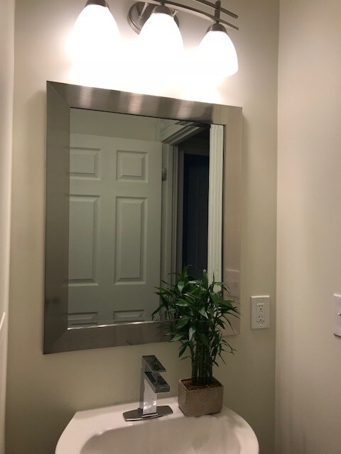 Building Photo - 3 Bedroom 2 Full Bath TownHouse with 2 car tandem  Parking for Rent