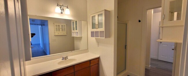 Building Photo - 2602 E Southgate Ave