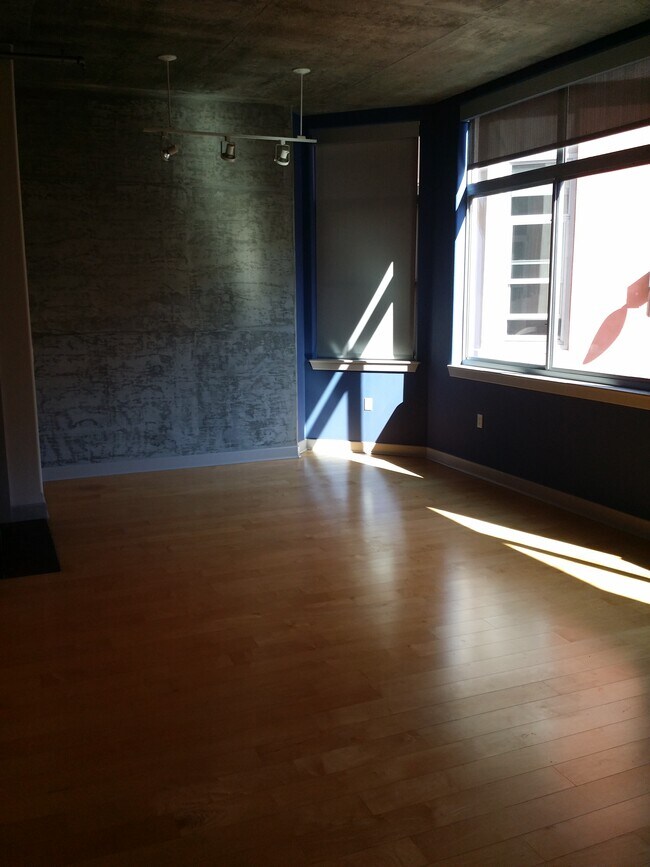 Building Photo - 840 E Green St