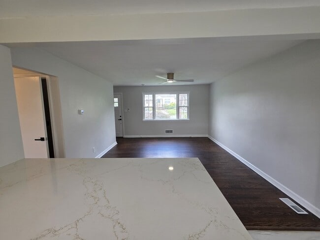 Building Photo - 40 Highview Dr