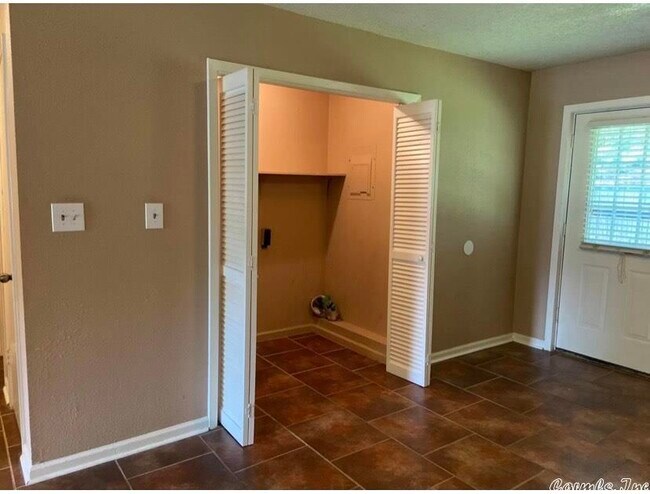 Building Photo - 301-305 SE Gibson St