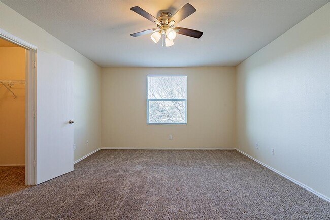 Building Photo - 1000 Bumble Bee Dr