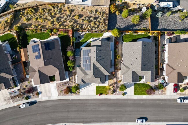 Building Photo - FULLY FURNISHED home available now.