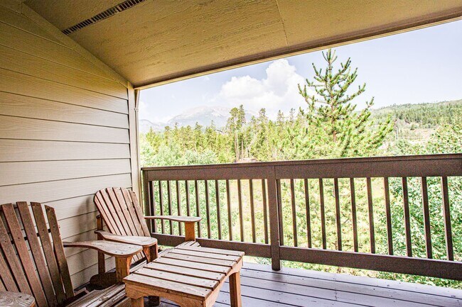 Building Photo - Convenient Location! Lots of Space and Lig...