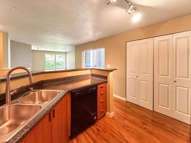 Building Photo - 1Bd/1Ba Kenmore Condo