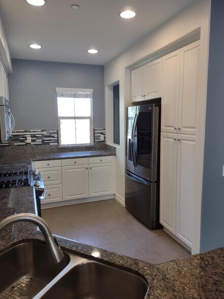 Building Photo - 982 Sweetbriar Ln