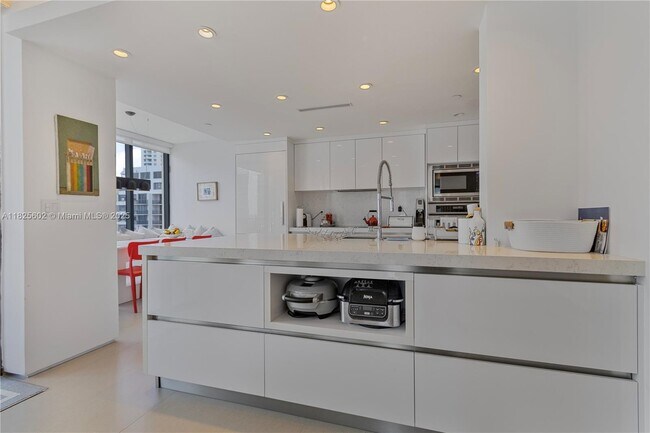Building Photo - 520 Brickell Key Dr