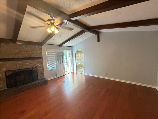 Building Photo - 3336 Camelot Dr NE