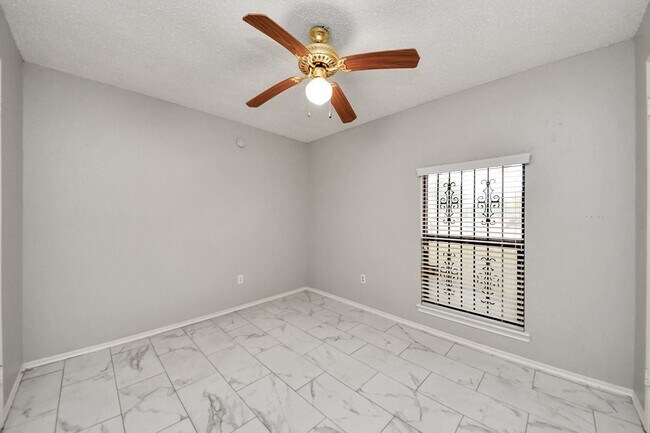 Building Photo - 527 Oakdale Dr