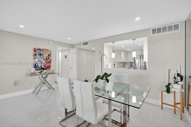 Building Photo - 3000 E Sunrise Blvd