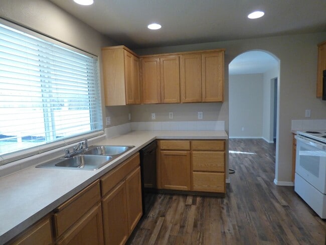Building Photo - 3 bed 2.5 bath House in Stayton!! Close to...