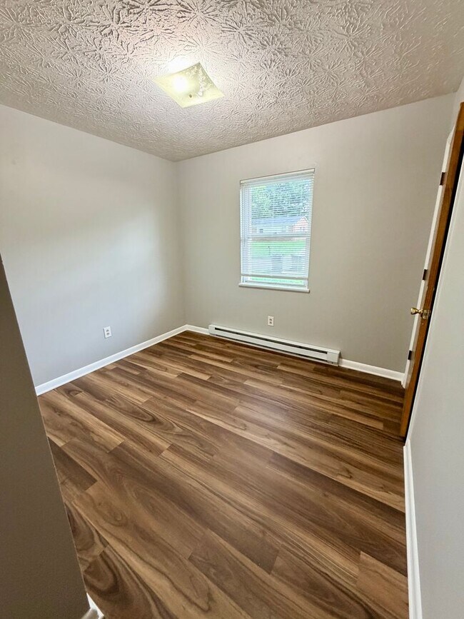 Building Photo - 951 Valley Farm Dr