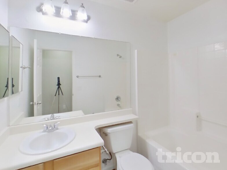 Building Photo - 873 E Geona St