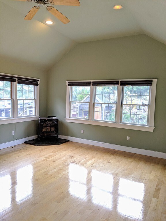 Building Photo - 10 Woodbury Ct