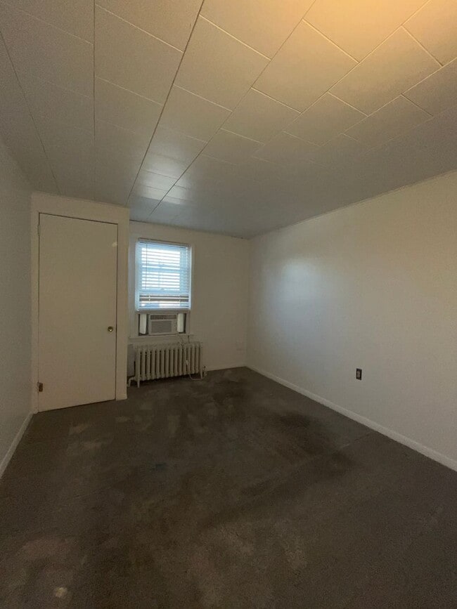 Building Photo - Large, well-maintained 4-bedroom, 1-bathroom row home