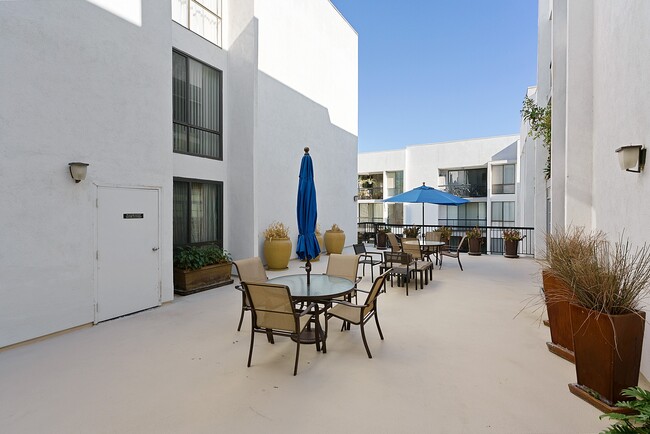 Building Photo - 906 N Doheny Dr