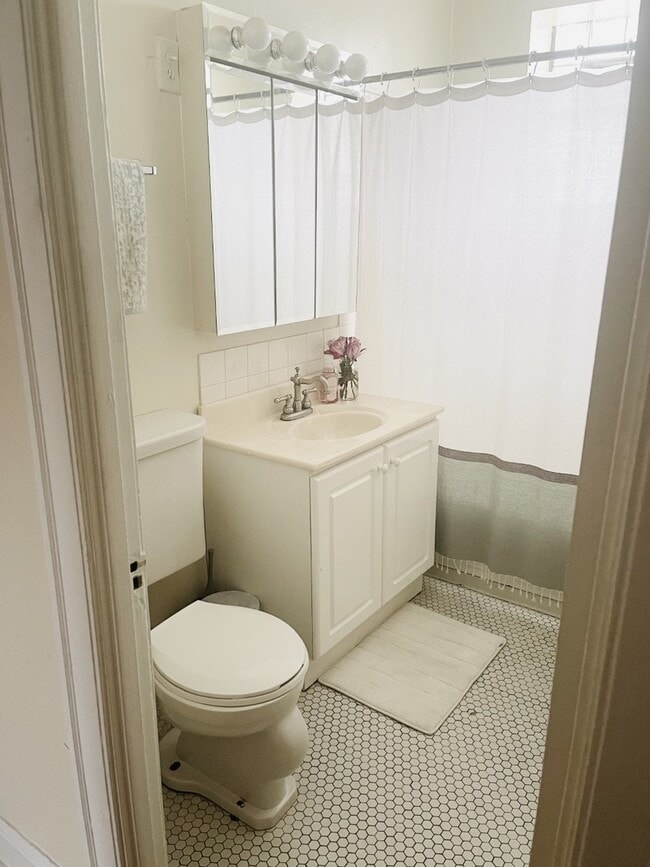 Building Photo - 4038 N Southport Ave